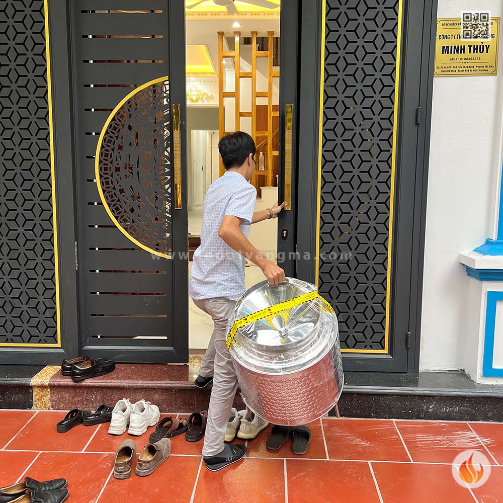 Anh Hưng sau khi nhận đơn lò đốt mã 11kg cả nắp đậy tại Yết Kiêu, Hà Đông, Hà Nội